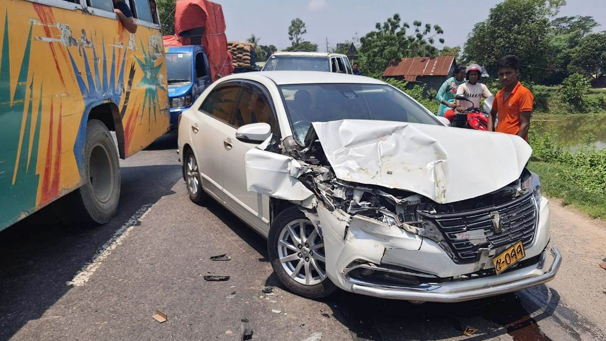 ব্রাহ্মণবাড়িয়ায় পাকিস্তানের ডেপুটি হাইকমিশনারের গাড়িতে বাসের ধাক্কা