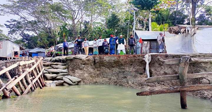 সন্ধ্যা নদীর ভাঙনে বিলীন হচ্ছে ফেরিঘাট, সড়ক
