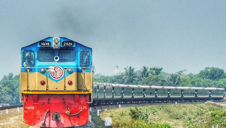 চলন্ত ট্রেনে সেলফি তুলতে গিয়ে প্রাণ গেল যুবকের