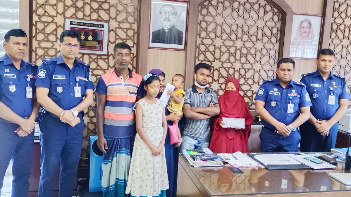 ঈদের দিন ছুরিকাঘাতে নিহত দুই রিকশাচালকের পরিবারের পাশে এসপি