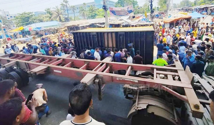 পতেঙ্গায় চলন্ত রিকশার ওপর কন্টেইনার পড়ে নিহত ২