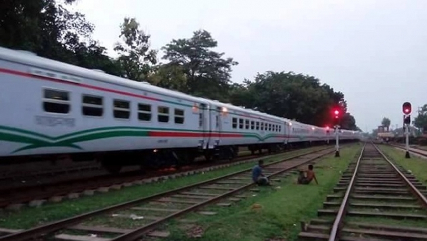 সিরাজগঞ্জে ট্রেন লাইনচ্যুত: ঢাকার সঙ্গে উত্তর-দক্ষিণবঙ্গের যোগাযোগ বন্ধ