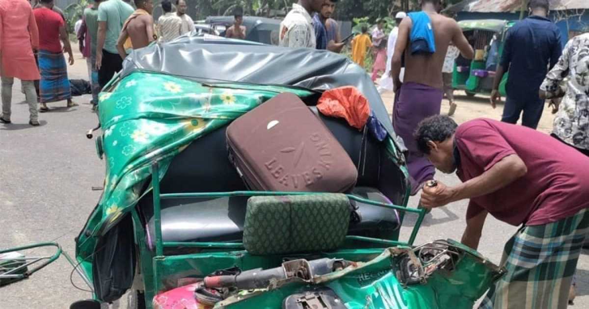 ফেনীতে দুই অটোরিকশার মুখোমুখি সংঘর্ষ, নিহত ১