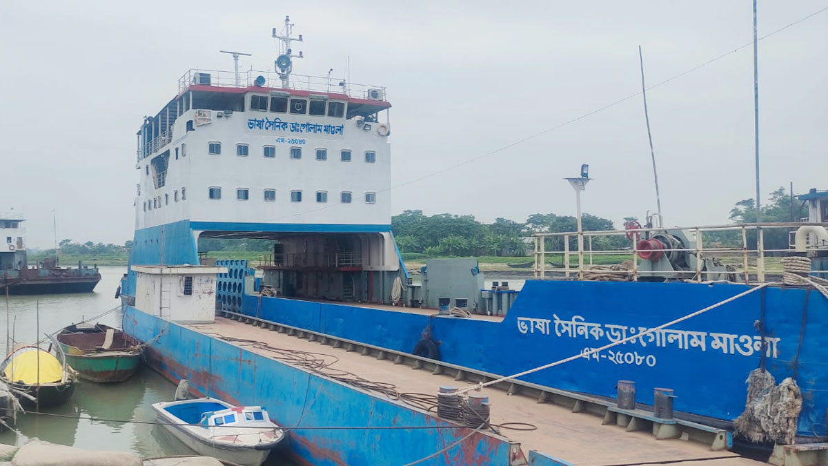 নিষেধাজ্ঞার মাঝেও ২০০ যাত্রী ও ২৪ ট্রাক নিয়ে ছেড়ে গেছে ফেরি