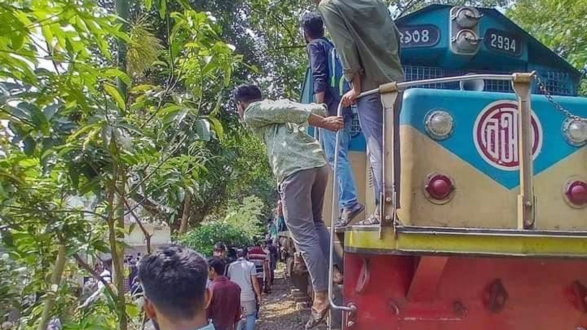 চবির শাটল ট্রেনে ত্রুটি, ভোগান্তিতে ভর্তিচ্ছুরা