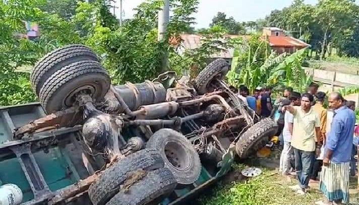 ট্রাকের ধাক্কায় মাইক্রোবাস দুমড়েমুচড়ে খাদে, নিহত ২