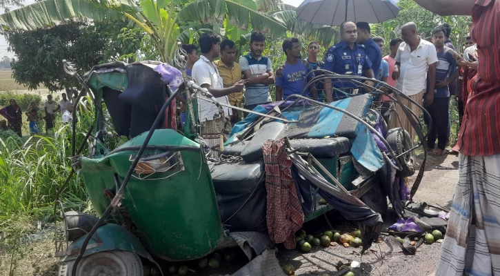 নওগাঁয় ট্রাকচাপায় অটোরিকশার চার যাত্রীর মৃত্যু