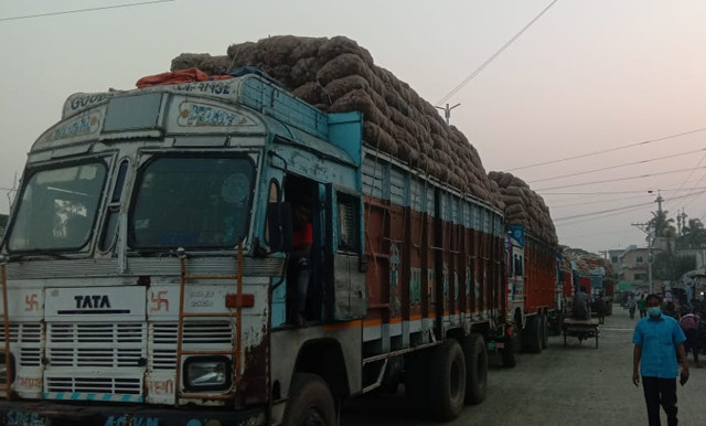 ভোমরা স্থলবন্দর দিয়ে আজ আসবে ১০ ট্রাক পেঁয়াজ