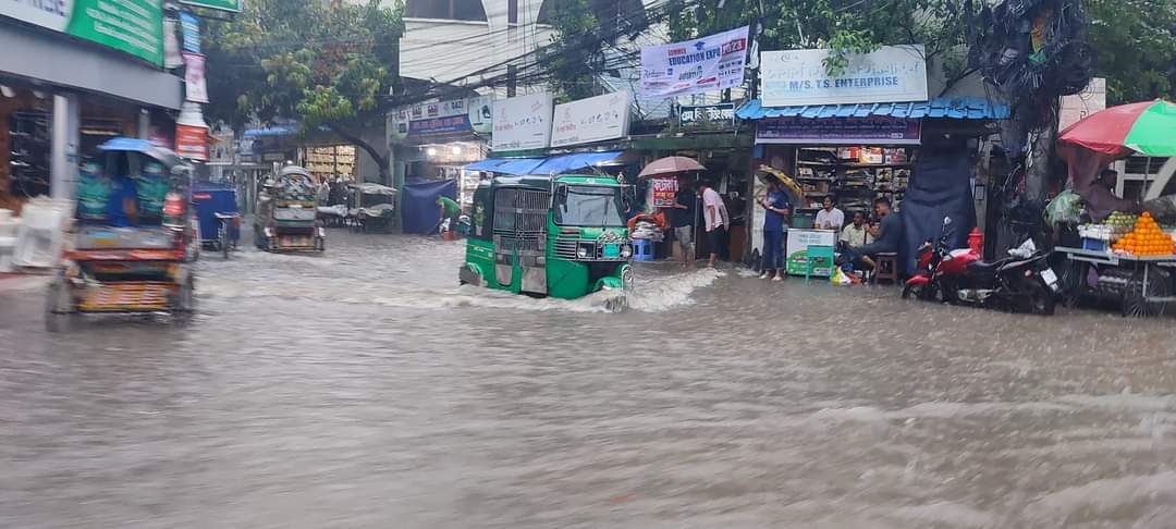 ঘণ্টাখানেকের বৃষ্টিতে তলিয়ে গেছে চট্টগ্রামের সড়ক