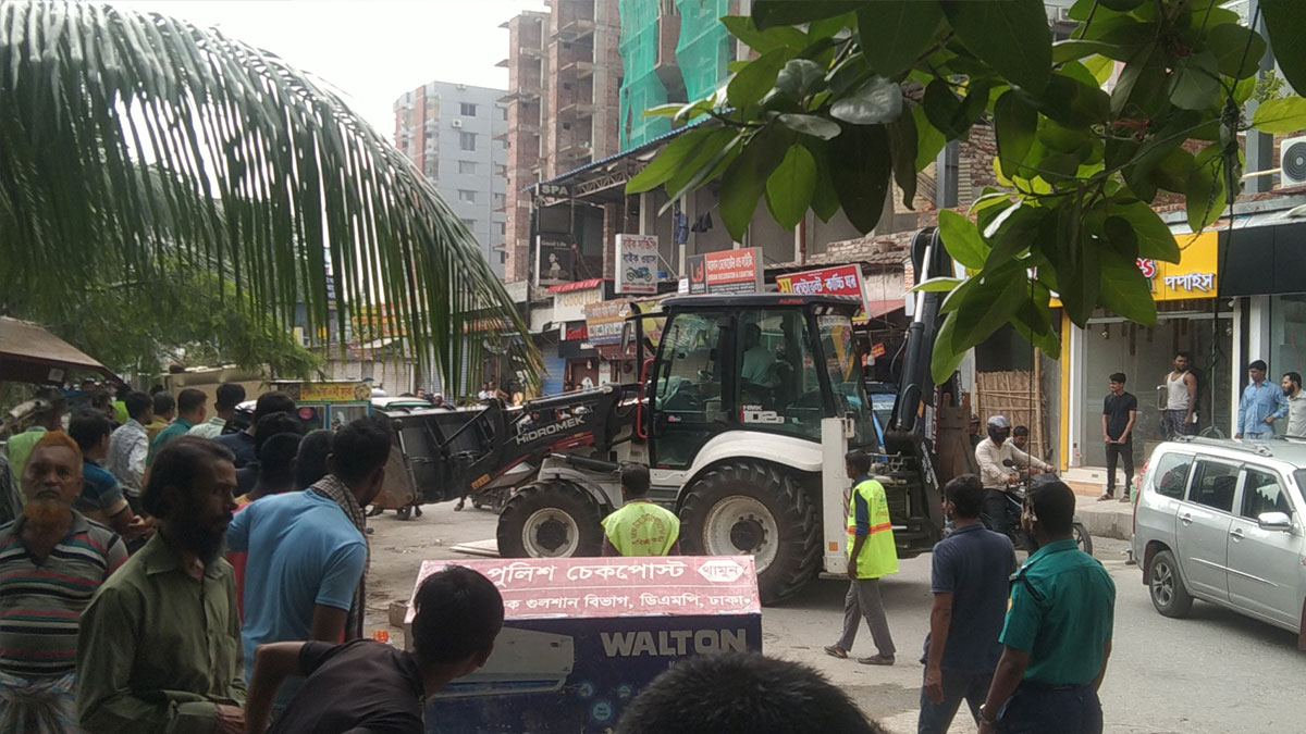 গুলশানে গুঁড়িয়ে দেওয়া হচ্ছে ফুটপাত দখল করা দোকান