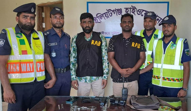 র‍্যাব পরিচয়ে বাসে ডাকাতি, আটক ২