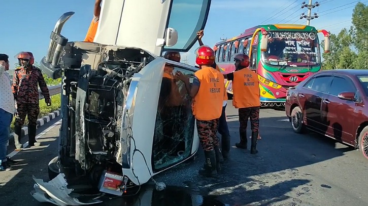 এক্সপ্রেসওয়েতে মাইক্রোবাস চাপায় পুলিশ কনস্টেবলসহ নিহত ৩