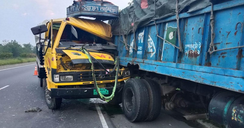 দাঁড়িয়ে থাকা ট্রাকে আরেক ট্রাকের ধাক্কায় নিহত ৩