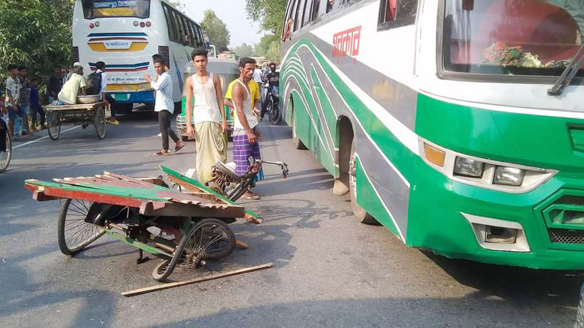 বাস-অটোভ্যানের মুখোমুখি সংঘর্ষ, স্বামী-স্ত্রীসহ নিহত ৪