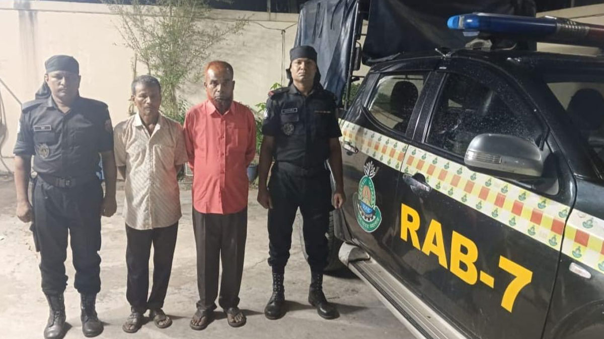 চট্টগ্রামে যাত্রীবাহী বাসে তল্লাশি, আইসসহ ২ মাদক কারবারি আটক