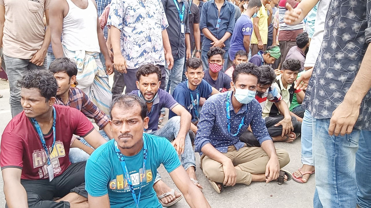 বেতন-বোনাসের দাবিতে সাড়ে ৩ ঘণ্টা মহাসড়ক অবরোধ