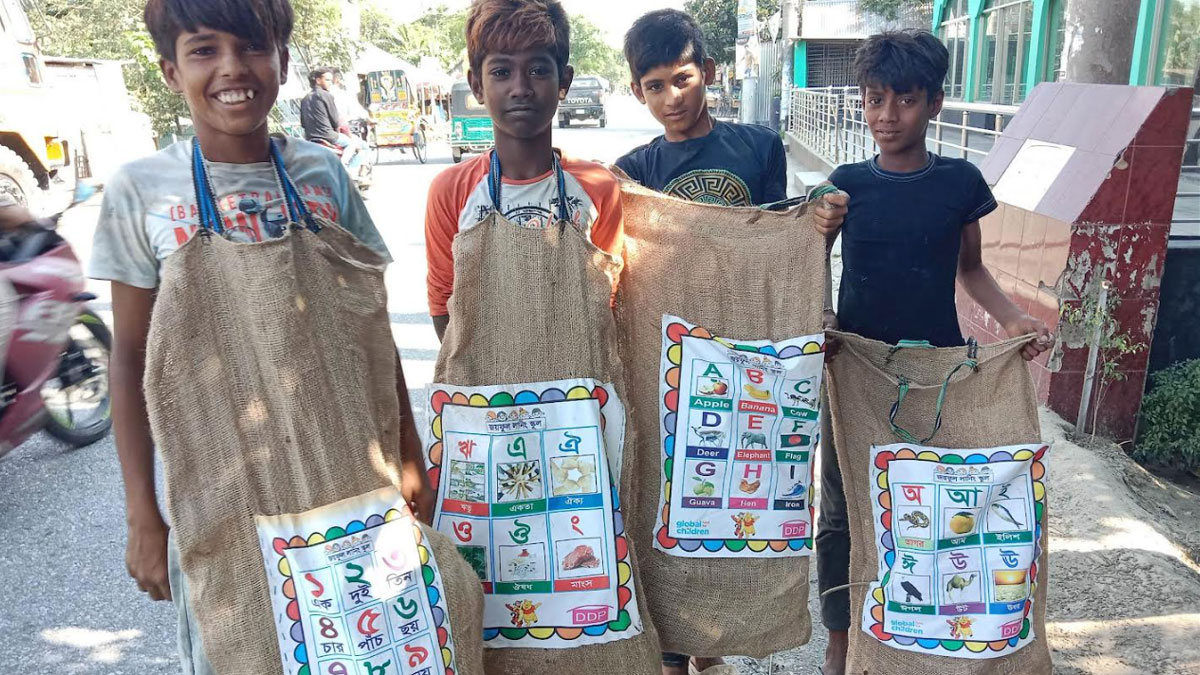 রাস্তার আবর্জনা কুড়াতে কুড়াতেই চলে তাদের পড়াশোনা