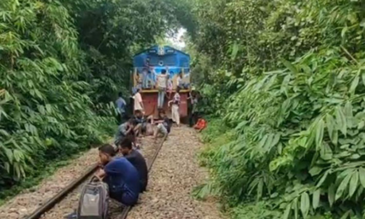 গাজীপুরে ট্রেনের ইঞ্জিন বিকল, যাত্রীদের ভোগান্তি