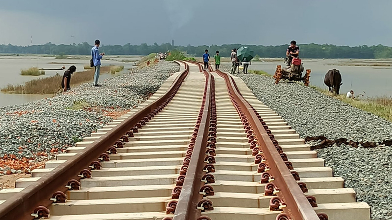 বন্যায় ক্ষতিগ্রস্ত দোহাজারী-কক্সবাজার রেললাইন সংস্কার কাজ চলছে