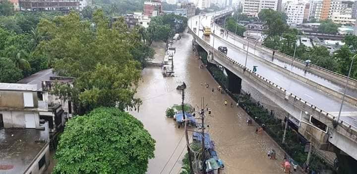 টানা বৃষ্টিতে ডুবছে চট্টগ্রাম, পাহাড় ধসের শঙ্কা