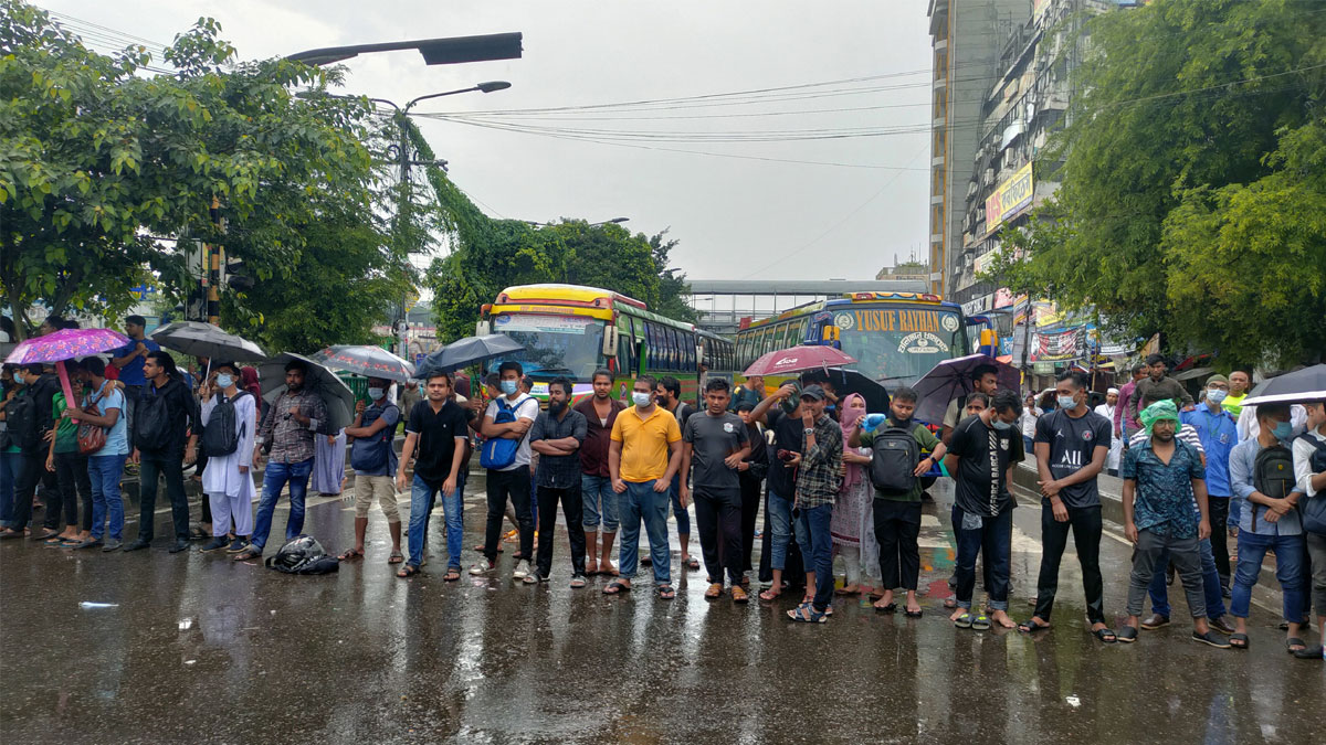 বৃষ্টিতেও ৭ কলেজের শিক্ষার্থীদের সড়ক অবরোধ