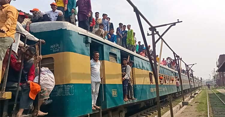 প্রধানমন্ত্রীর জনসভায় যোগ দিতে বাস-ট্রেনে মানুষের ঢল