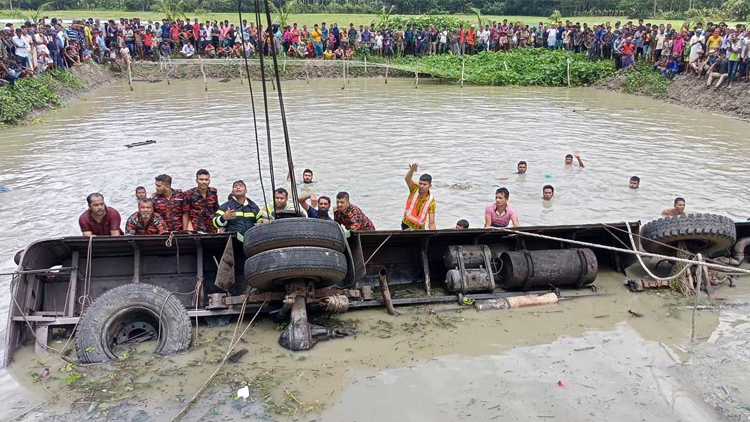 বাসচালকের খামখেয়ালিপনা কেড়ে নিলো ১৭ জনের প্রাণ