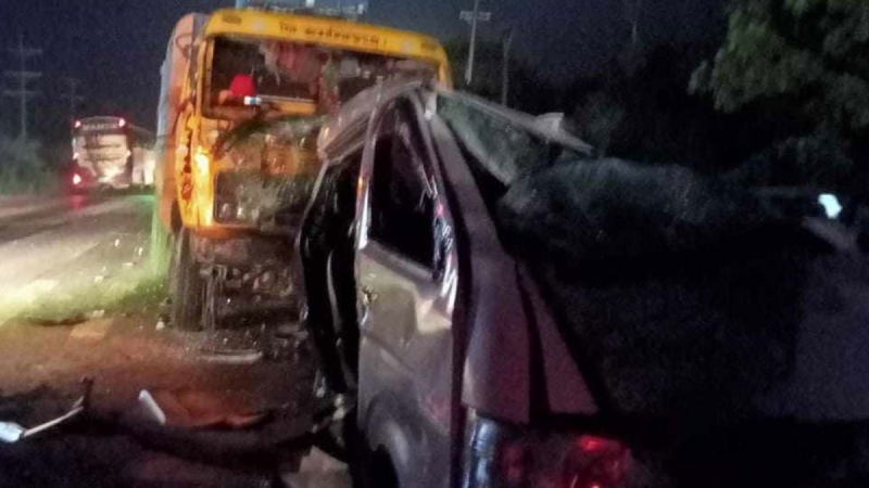 নরসিংদীতে ট্রাক-মাইক্রোবাসের সংঘর্ষে ৭ জনের মৃত্যু