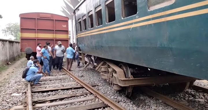 ৩ ঘণ্টা পর রাজশাহী-চাঁপাইনবাবগঞ্জ রুটে ট্রেন চলাচল শুরু