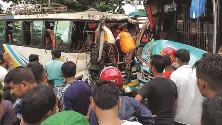 পটিয়ায় মুখোমুখি সংঘর্ষে লন্ডভন্ড দুই বাস