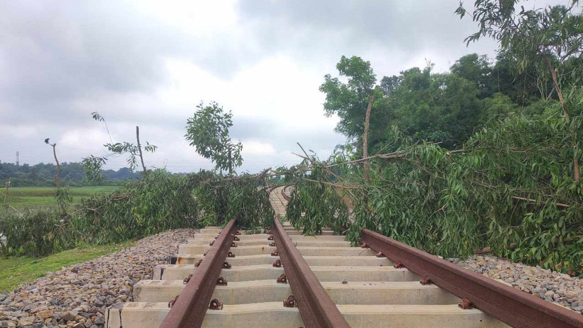 জমির দাম না পেয়ে আখাউড়া-আগরতলা রেলপথে ব্যারিকেড