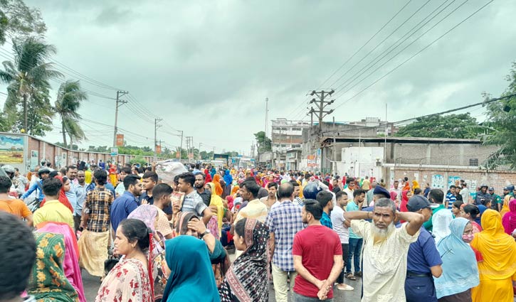 গাজীপুরে পোশাক শ্রমিকদের সড়ক অবরোধ
