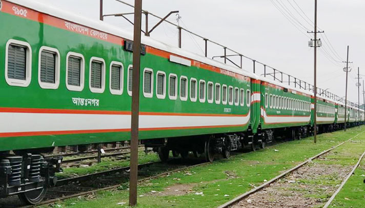 যাত্রাবিরতিহীন ট্রেন দাঁড় করিয়ে নামলেন রেলের অতিরিক্ত সচিব