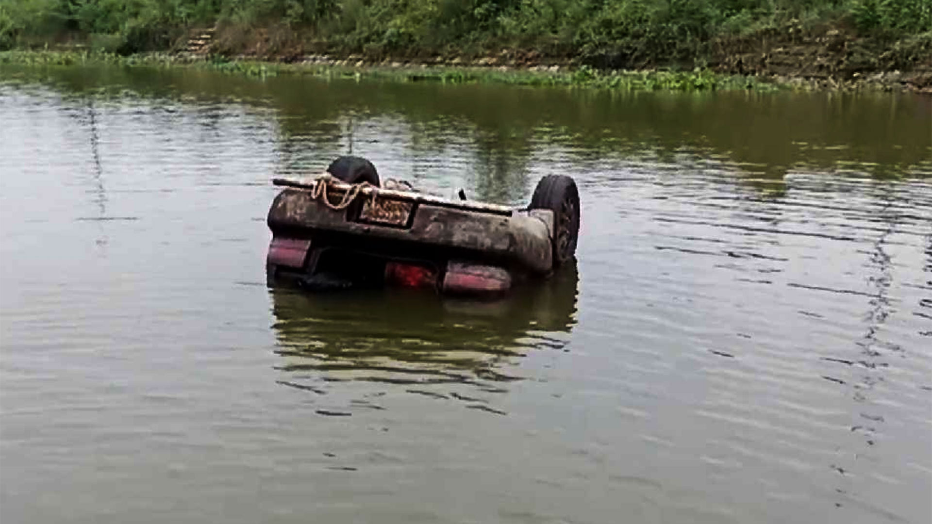 খালে রহস্যজনকভাবে ভেসে উঠল প্রাইভেট কার!
