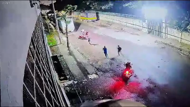 প্রাইভেটকার থামিয়ে এলোপাতাড়ি গুলি, গুরুতর আহত ৩