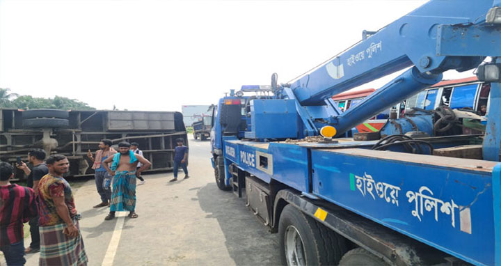 কুমিল্লার চান্দিনায় যাত্রীবাহী বাস উল্টে নিহত ৩