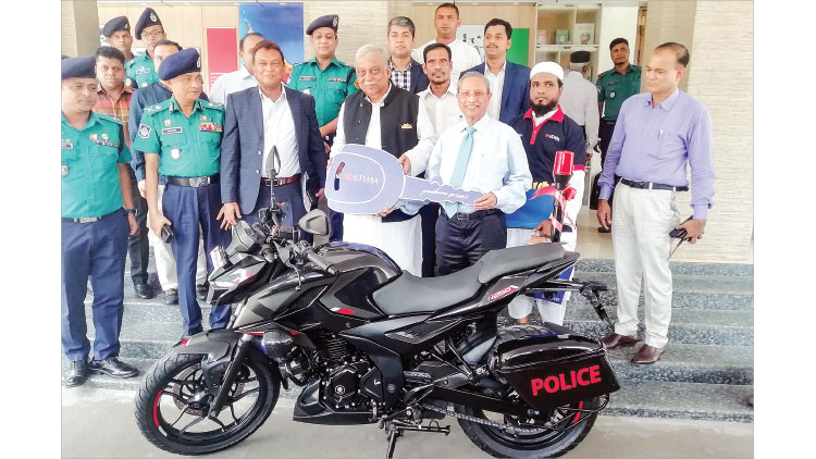 বাজাজ পালসার এন-২৫০ মোটরসাইকেল স্বরাষ্ট্রমন্ত্রীকে উপহার