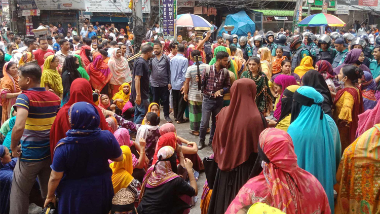 ৩ ঘণ্টা অবরোধের পর শেওড়াপাড়ায় যান চলাচল স্বাভাবিক