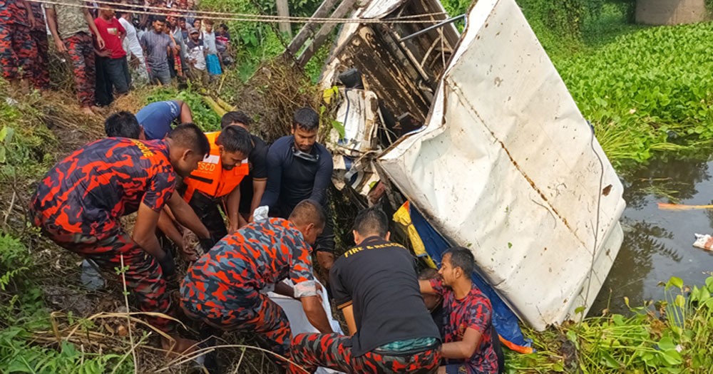 মানিকগঞ্জে বাসের ধাক্কায় লেগুনা খালে পড়ে ৪ জনের মৃত্যু