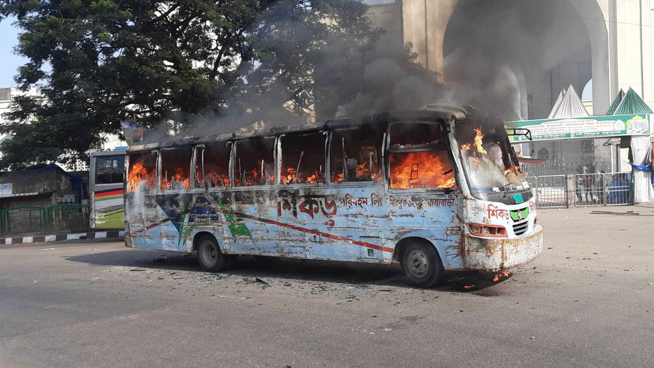 বায়তুল মোকাররমের সামনে শিকড় পরিবহনের বাসে আগুন