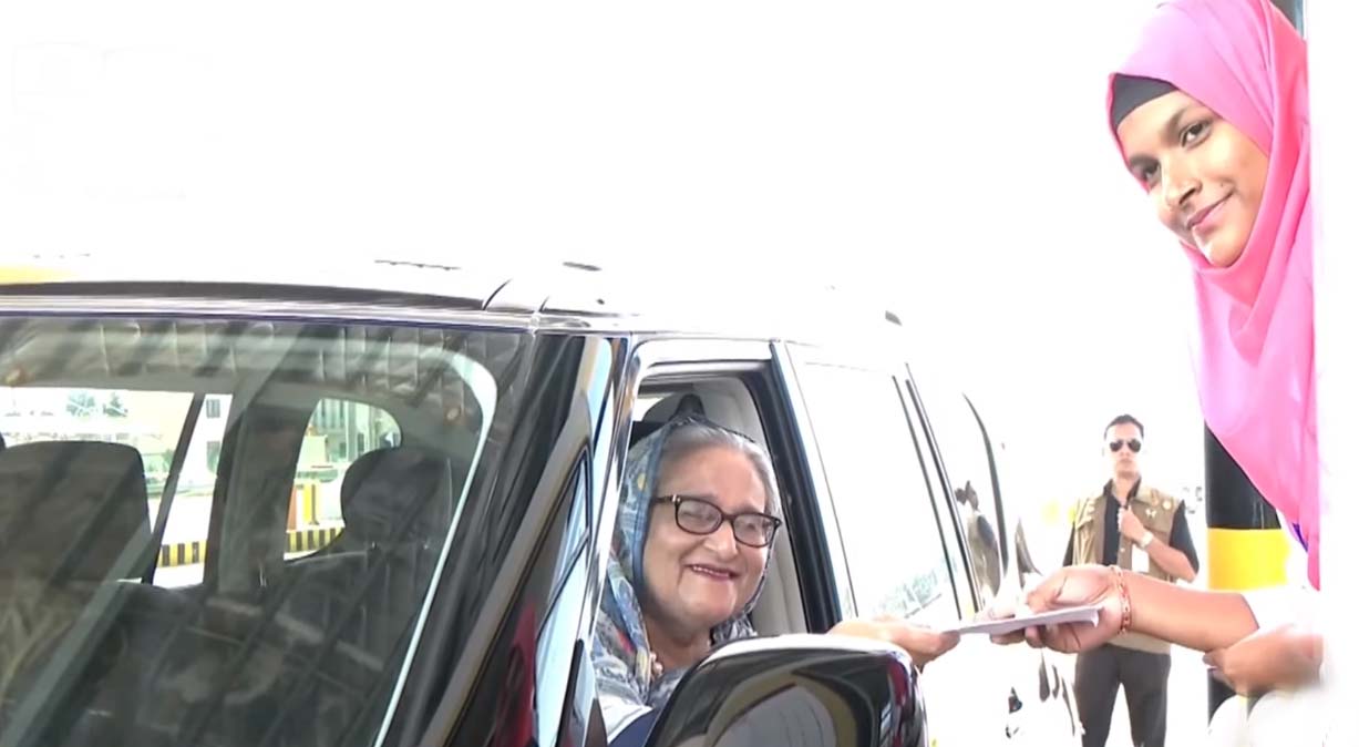 বঙ্গবন্ধু টানেল পাড়ি দিলেন প্রধানমন্ত্রী শেখ হাসিনা
