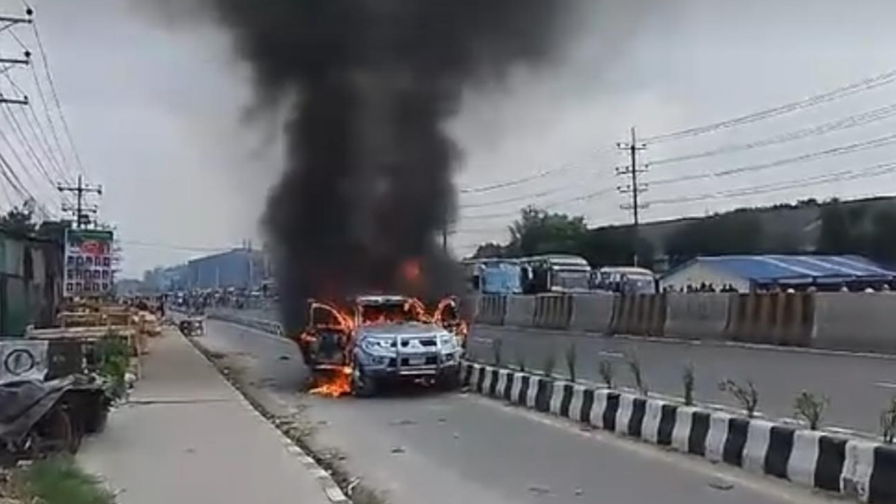 গাজীপুরে শ্রমিক আন্দোলনে গাড়িতে আগুন, অর্ধ শতাধিক বাস-ট্রাক ভাঙচুর