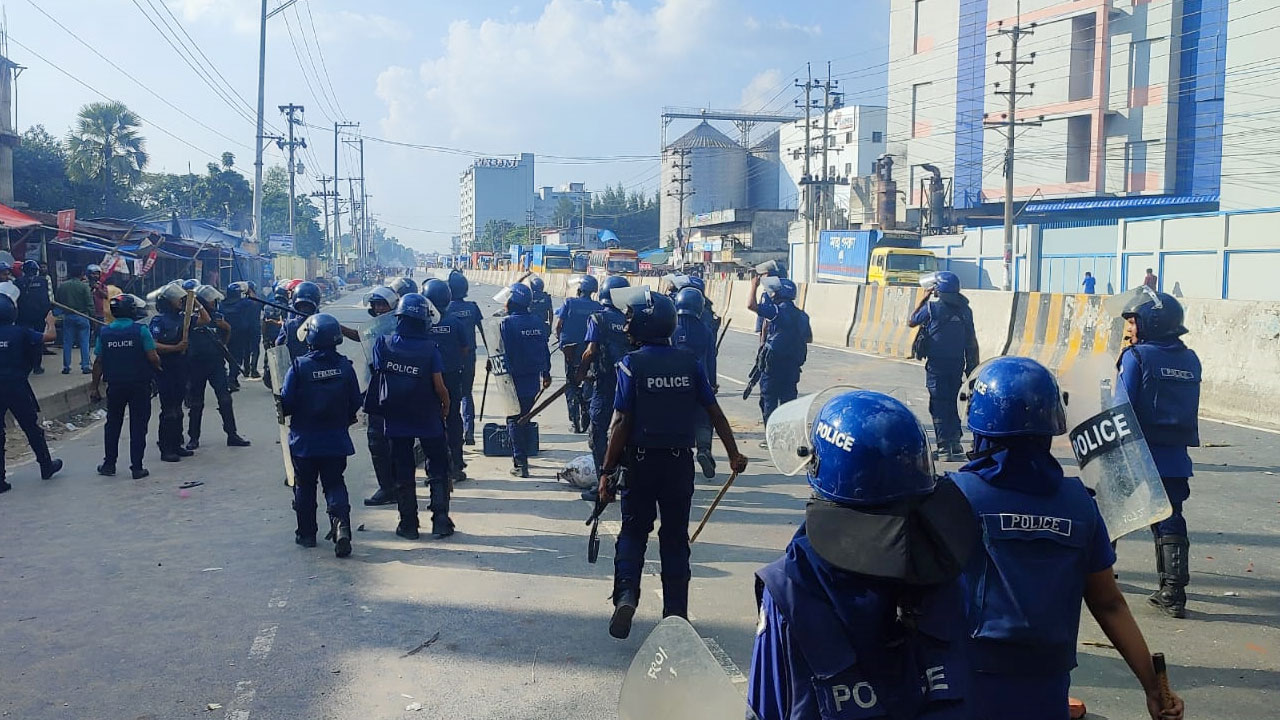 ৪র্থ দিনের মতো আন্দোলনে গার্মেন্টস শ্রমিকরা