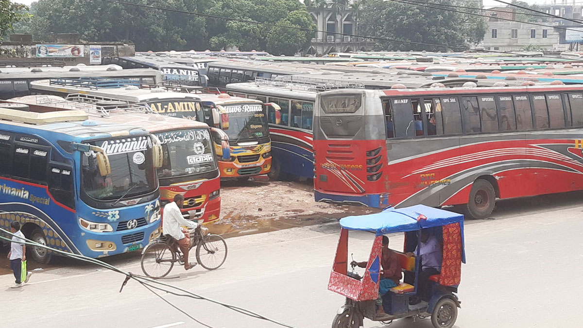আজও নওগাঁয় চলছে না বাস, ভোগান্তিতে যাত্রীরা