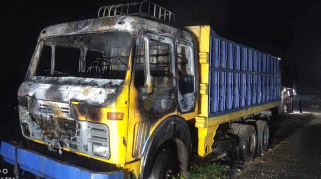মধ্যরাতে পার্কিংয়ে থাকা ট্রাকে আগুন