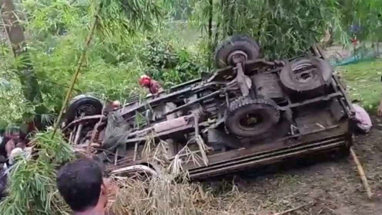 সিলেটে পিকআপ ভ্যান উল্টে নিহত দুই পর্যটক, আহত ১০