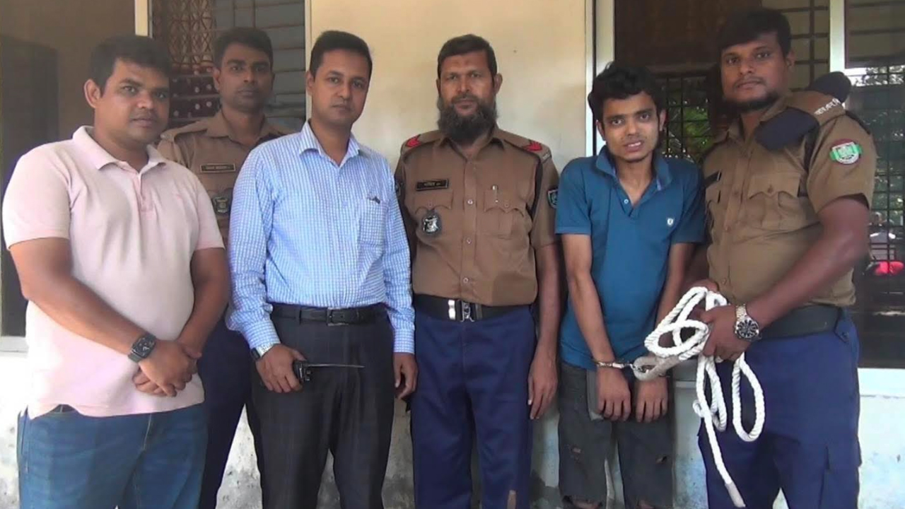 রেললাইন থেকে যন্ত্রাংশ চুরির সময় চোর আটক