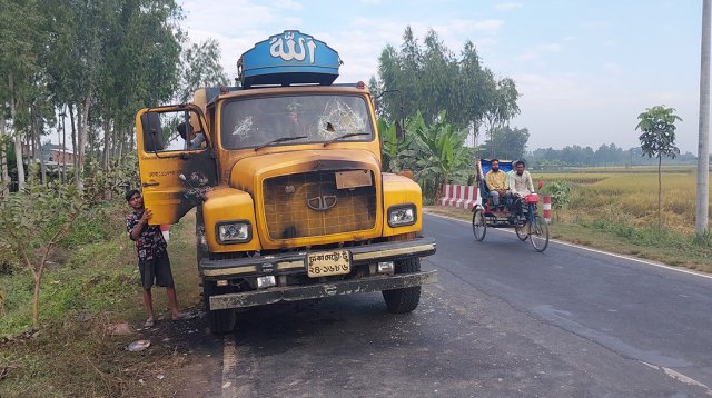 পাথরবোঝাই ট্রাকে ভাংচুর-আগুন