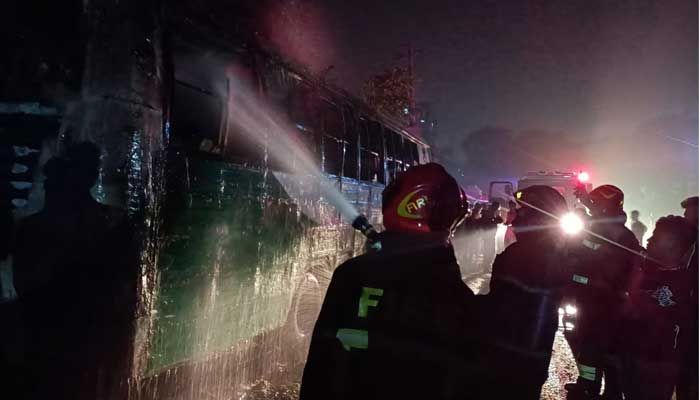 মিরপুরে দাঁড়িয়ে থাকা বাসে আগুন