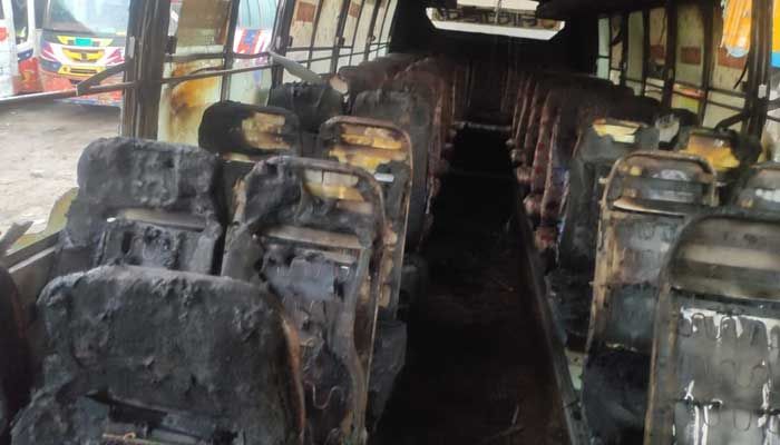 সিদ্ধিরগঞ্জে পার্কিং করা বাসে আগুন